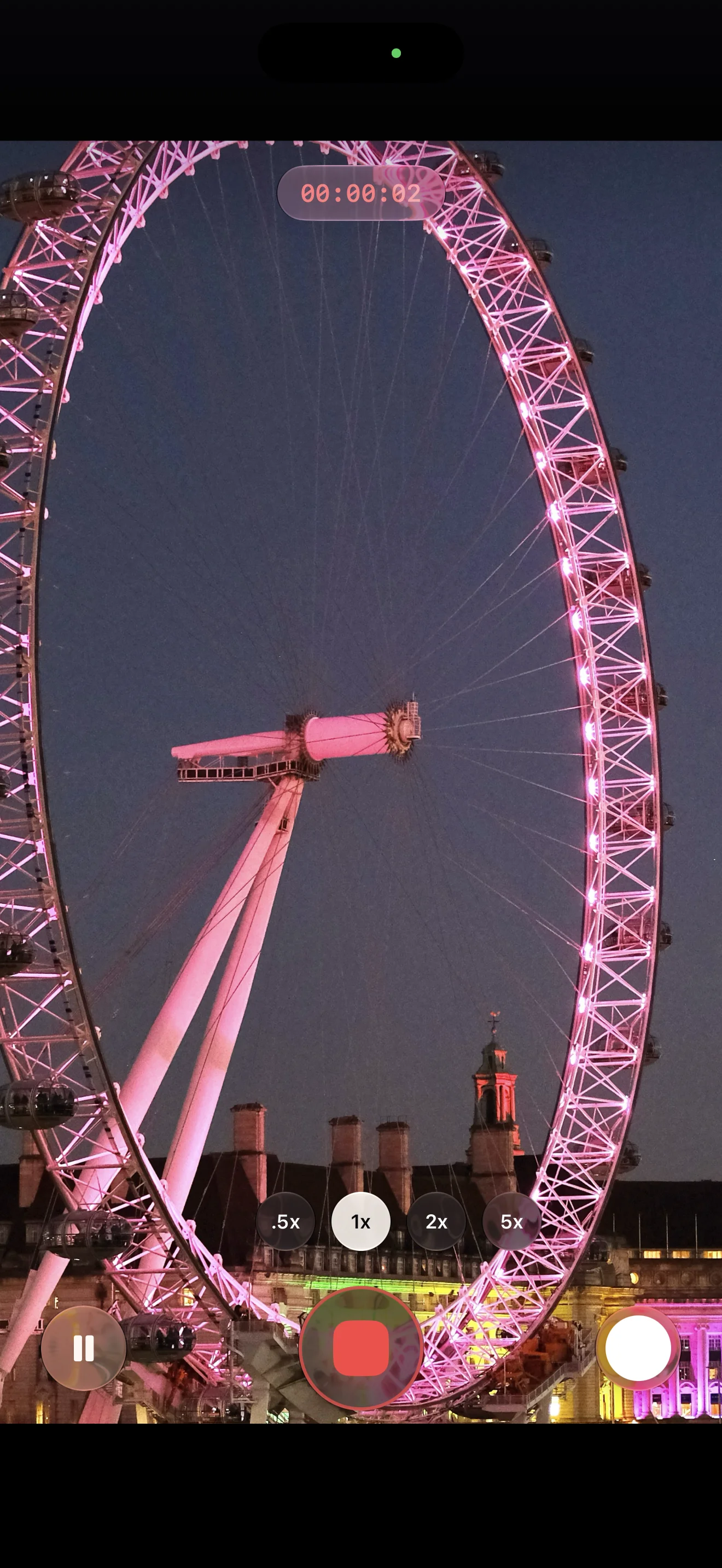 Rayista recording the illuminated London Eye, with a recording timer, lens controls, pause, and shutter buttons